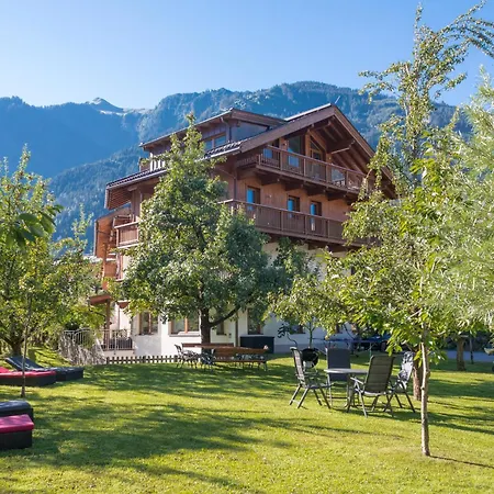 - Premium Mountain&garden Lägenhetshotell Mayrhofen